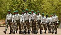 Malische Soldaten bei Formaldienst-Ausbildung