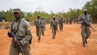Malische Soldaten bewegen sich im Gelände.