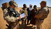 Deutsche Soldaten sprechen mit Bewohnern in Gao, Mali