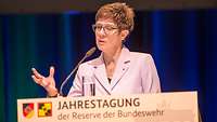 Kramp-Karrenbauer steht hinter dem Rednerpult zur Jahrestagung der Reserve.