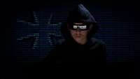 Mann mit Sonnenbrille und Kapuze vor Binärcode im dunklen Raum