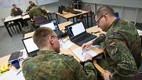 Zwei Soldaten besprechen sich bei der Cyber Defence NATO Übung Locked Shields 2016