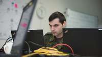 Deutscher Soldat am Laptop bei der Cyber Defence NATO Übung Locked Shields 2016