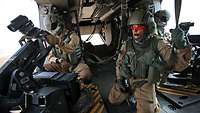 Soldaten fliegen im Mehrzweckhubschrauber NH-90