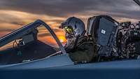 Pilot mit Nachtsichtbrille sitzt im Kampfjet Tornado