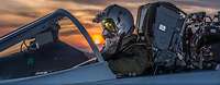Pilot mit Nachtsichtbrille sitzt im Kampfjet Tornado