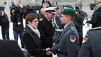 Kramp-Karrenbauer gibt Soldaten die Hand