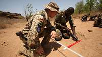 Deutscher Soldat bei der Ausbildung malischer Soldaten