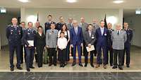 Staatssekretär Hoofe im Gruppenbild mit Bundeswehrangehörigen