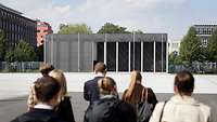 Several people walking towards the Bundeswehr Memorial