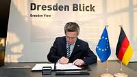 Thomas de Maizière signs the Dresden Directive