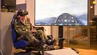 Soldat sitzt mit einer virtuellen Brille in einem Flugsimulator.