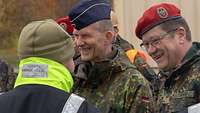 Mehrere Soldaten im Gespräch und beim Rundgang an einem Umschlagplatz wo militärische Güter am LogHub abgefertigt werden.