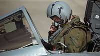 Ein Pilot der Bundeswehr sitzt im Cockpit eines Tornados