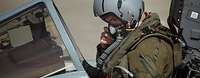 Ein Pilot der Bundeswehr sitzt im Cockpit eines Tornados