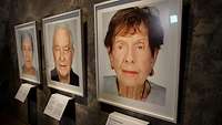 Drei Porträtfotografien von älteren Menschen hängen nebeneinander an der Wand