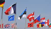 Wehende Flaggen der NATO-Mitgliedsstaaten