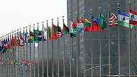 UN-Gebäude mit Flaggen in New York