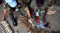 UN-Soldaten begutachten verschiedene Waffen und Munitionen