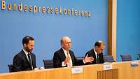 Ischinger spricht in der Bundespressekonferenz