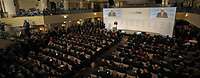 Publikum in Konferenzhalle während Steinmeier spricht