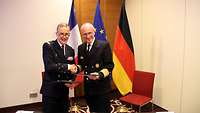 Vizeadmiral Joachim Rühle und der französische Admiral Philippe Coindreau geben sich die Hand