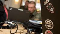 Soldaten vor Computern