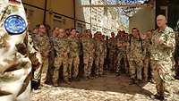 Der Generalinspekteur der Bundeswehr spricht mit deutschen Soldaten in Mali.