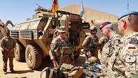 Generalinspekteur der Bundeswehr mit Soldaten in Mali