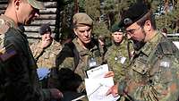 Soldaten im Gespräch