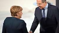 Merkel und Lawrow begrüßen sich