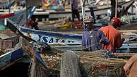 Afrikanischer Fischer bereitet sein Netz vor