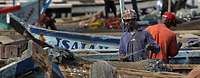 Afrikanischer Fischer bereitet sein Netz vor