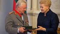 Grybauskaite verleiht Wieker Orden