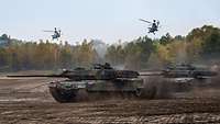 Panzer Leopard und Hubschrauber Tiger