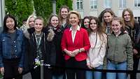 Von der Leyen und junge Frauen