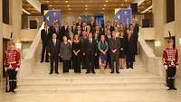 Gruppenbild von den EU-Verteidigungsministern auf der Treppe