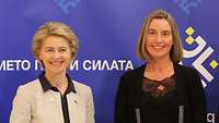 Von der Leyen und Federica Mogherini nebeneinander