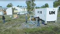 Männer neben Container