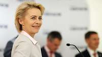 Ministerin Von der Leyen steht am Mikrofon