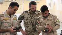 Deutscher Soldat erklärt irakischen Kräften Ausrüstung