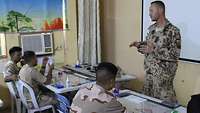 Deutscher Soldat und irakische Kräfte im Unterrichtsraum