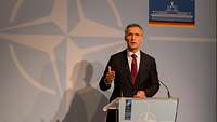 Stoltenberg am Rednerpult