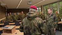 Generalinspekteur Zorn steht vor den Soldaten im Unterrichtsraum