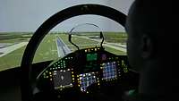 Ein Soldat im Eurofighter-Simulator