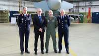 Gruppenbild mit Zimmer im Hangar