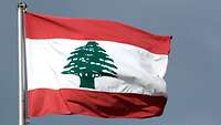 Die Libanon-Flagge weht im Wind