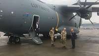 Zorn und weitere Personen neben Airbus A400M