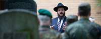 Rabbiner spricht mit deutschen Soldaten