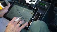 Ein Soldat der Bundeswehr bedient ein Tablet